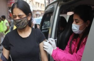 আজ থেকে শুরু করোনার বুস্টার ডোজ, বাড়ছে আক্রান্তের সংখ্যা