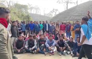 হাইলাকান্দি -বন্দুকমারা – আইরংমারা সড়ক সংস্কারের দাবিতে বিশ্ববিদ্যালয়ের ছাত্র ছাত্রীর পথ অবরোধে উত্তাল
