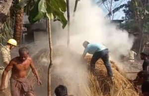 খড়ের গাদায় আগুন ঘটনায় চাঞ্চল্য এলাকা জুড়ে