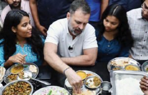 হস্টেলে ঢুকে নিয়ম ভেঙেছেন রাহুল গান্ধী