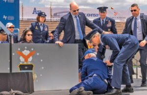 পড়ে গেলেন মার্কিন প্রেসিডেন্ট, ভাইরাল ভিডিও